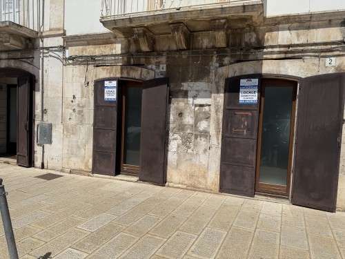 P  R  E  Z  Z  O       R  I  B  A  S  S  A  T  O  -  Centrale e Visibile Locale con 5 Ingressi